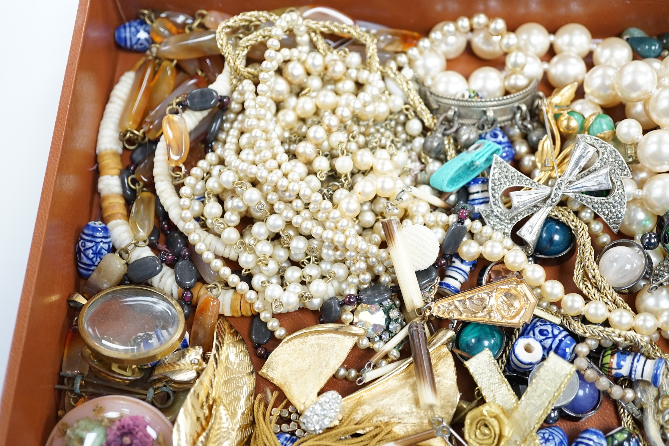 A quantity of assorted costume jewellery, including agate necklace and yellow metal and seed pearl brooch.